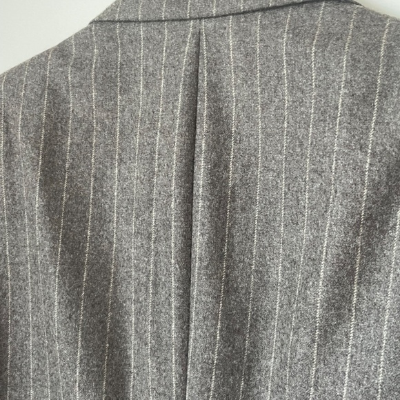 Men's Grey Pinstripe Blazer with Statement Lining - Picture 5 of 9